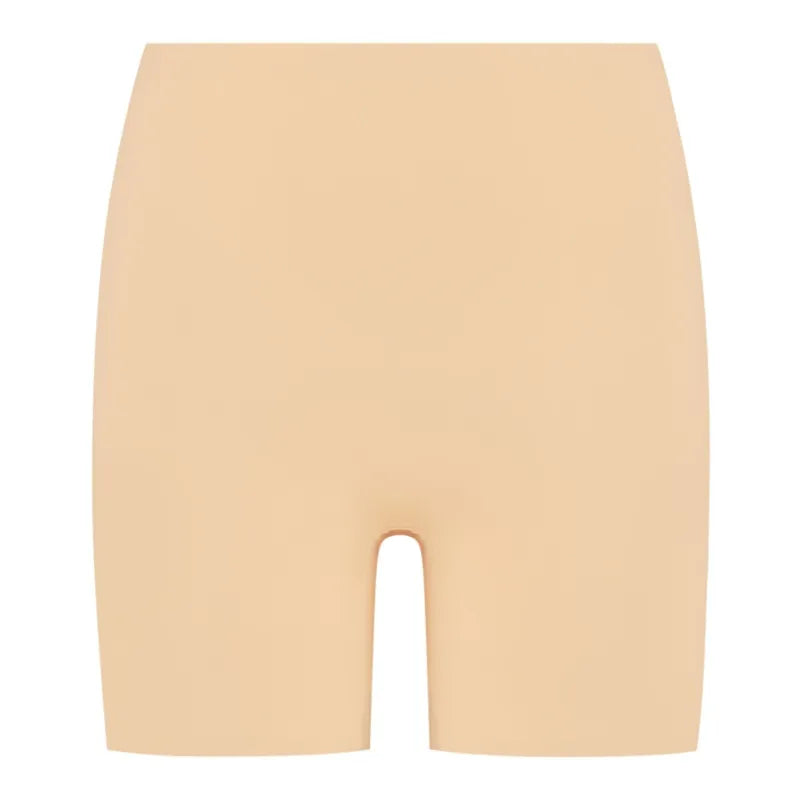 Short beige invisible Bye Bra, mi-taille, longueur cuisse, microfibre élastique, contrôle léger, confort optimal.