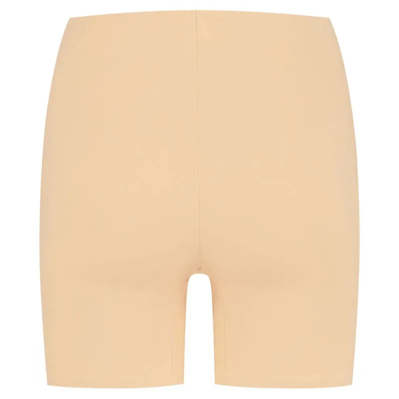 Short beige invisible Bye Bra, mi-taille, longueur cuisse, microfibre élastique, contrôle léger, confort optimal.