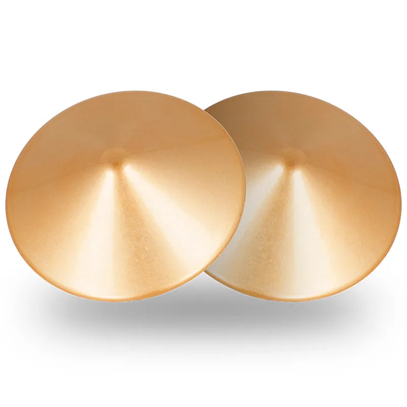 Cache-tétons réutilisables dorés en métal, élégants et raffinés, pour un style chic et glamour en soirée.