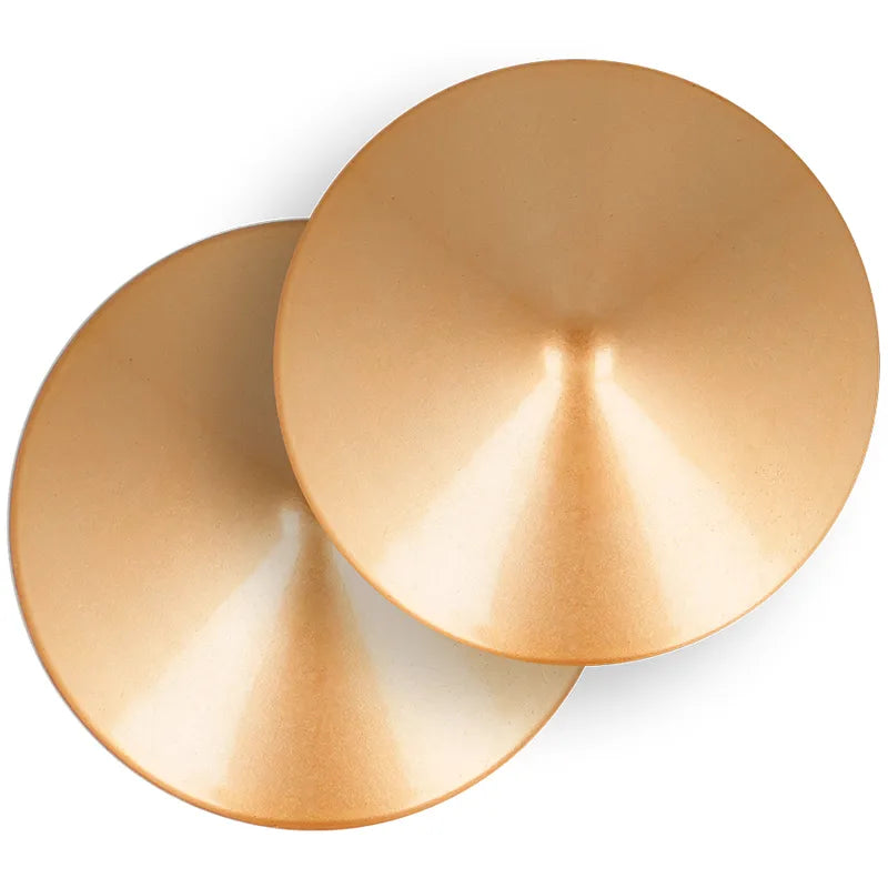 Cache-tétons réutilisables dorés en métal, élégants et raffinés, pour un style glamour et confortable en soirée.