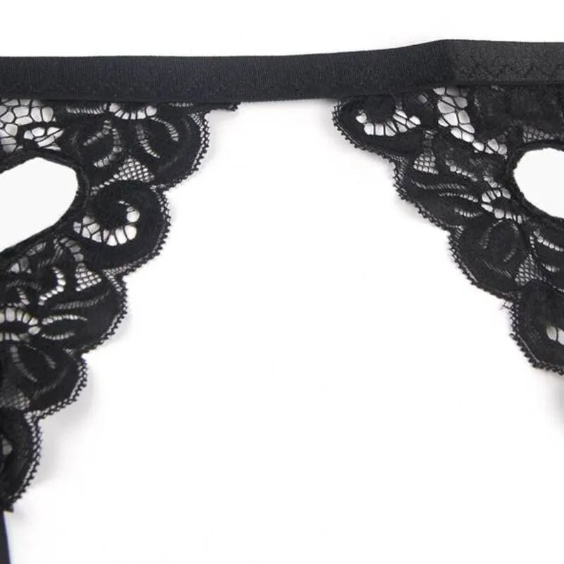 Ensemble lingerie noir trois pièces Subblime en dentelle, soutien-gorge, porte-jarretelles et string, élégant et confortable.