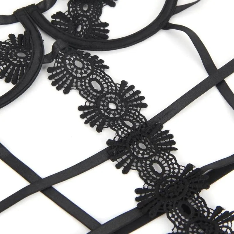 Body dentelle noire, bretelles réglables, design floral, luxe et confort pour femme moderne, ajustement silhouette.