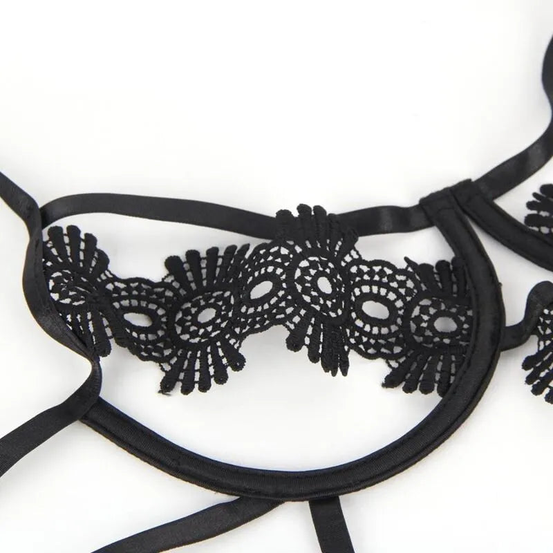 Body en dentelle noire avec bretelles réglables, motif floral délicat, confort et élégance pour femme moderne.