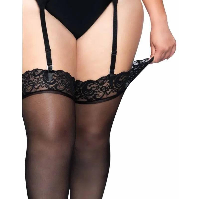 Bas nylon noirs grande taille avec dentelle, haut maintien, extensibles et élégants, portés par une femme.