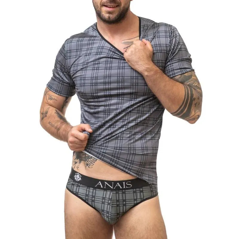 Homme portant T-shirt ANAIS MEN à carreaux noirs, gris et blancs, ajusté, en microfibre douce, style moderne et élégant.