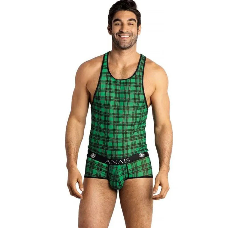 Homme portant un débardeur et slip à carreaux verts et noirs Anais Men, bande élastique à la taille, style sexy.