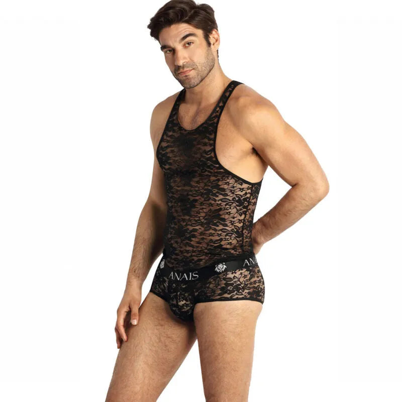 Homme portant top lingerie Anais en dentelle noire fleurie, ajustement parfait, style élégant et sophistiqué.
