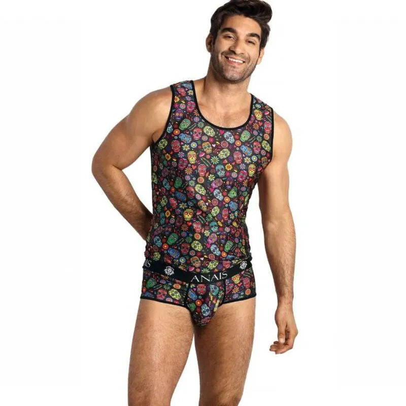 Homme portant un haut sans manches Anais, ajusté, motif coloré, en polyamide élasthanne, confort et élégance sexy.