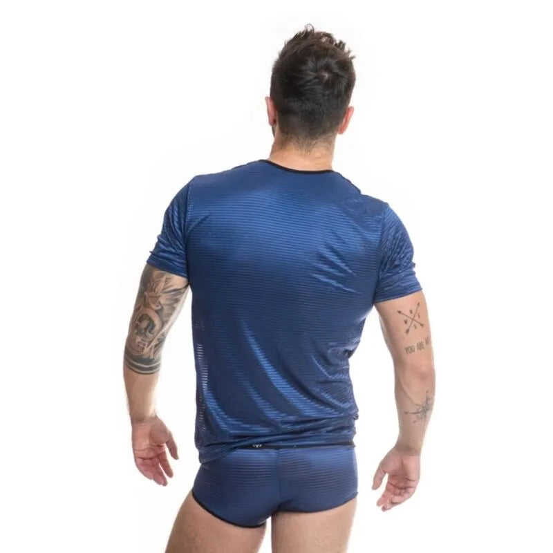 T-shirt homme ajusté bleu marine à rayures satinées, vue de dos, en tulle noir, par Anais Apparel.