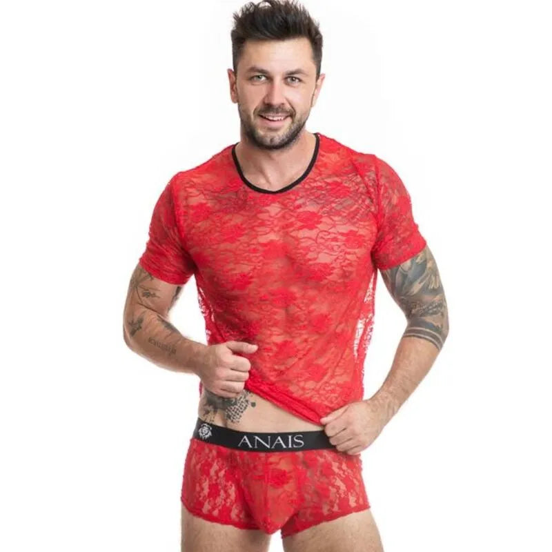 T-shirt homme en dentelle rouge à imprimé fleuri, ajusté, porté par un modèle, Anais Apparel.