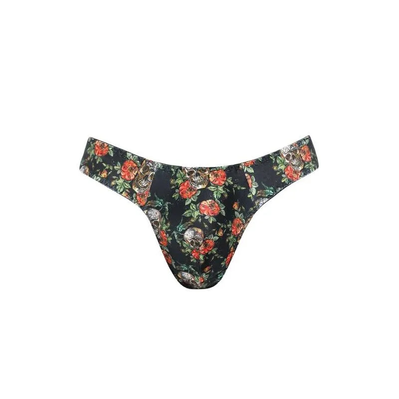 String homme Anais Men, imprimé roses et têtes de mort, fond clair, élastique délicat, confort optimal.