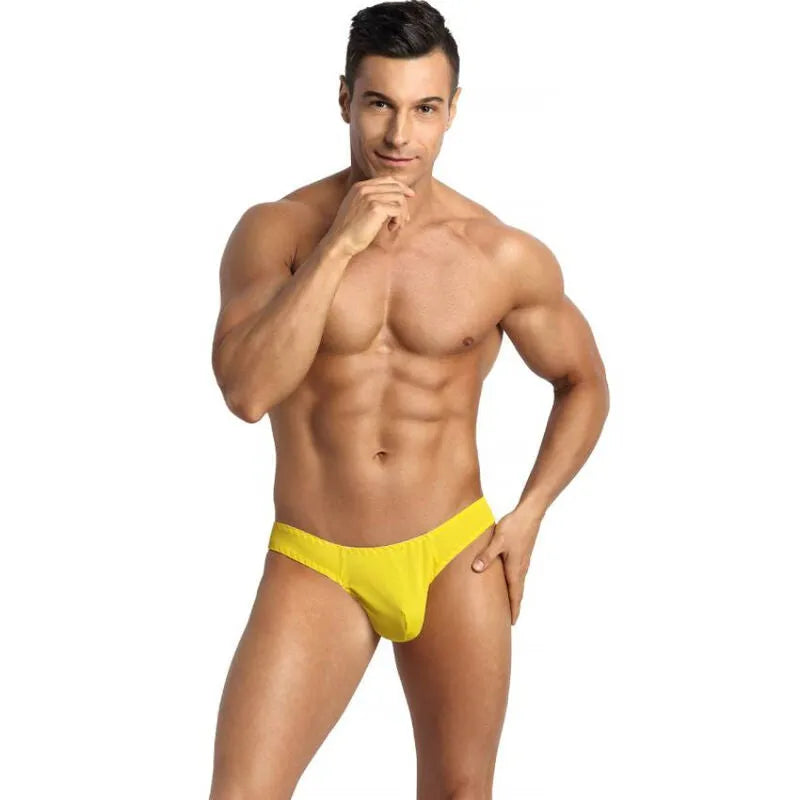 String homme jaune ANAIS MEN TokyoModal, coupe sexy et confortable, qualité européenne, porté par un modèle masculin.