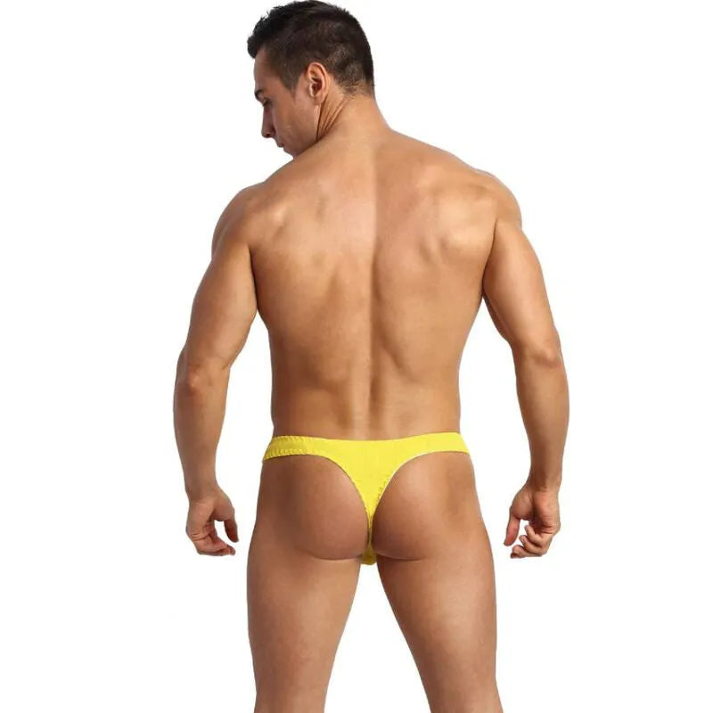 Homme portant un string jaune ANAIS MEN TokyoModal, design européen, ajustement confortable et sexy, vue arrière.