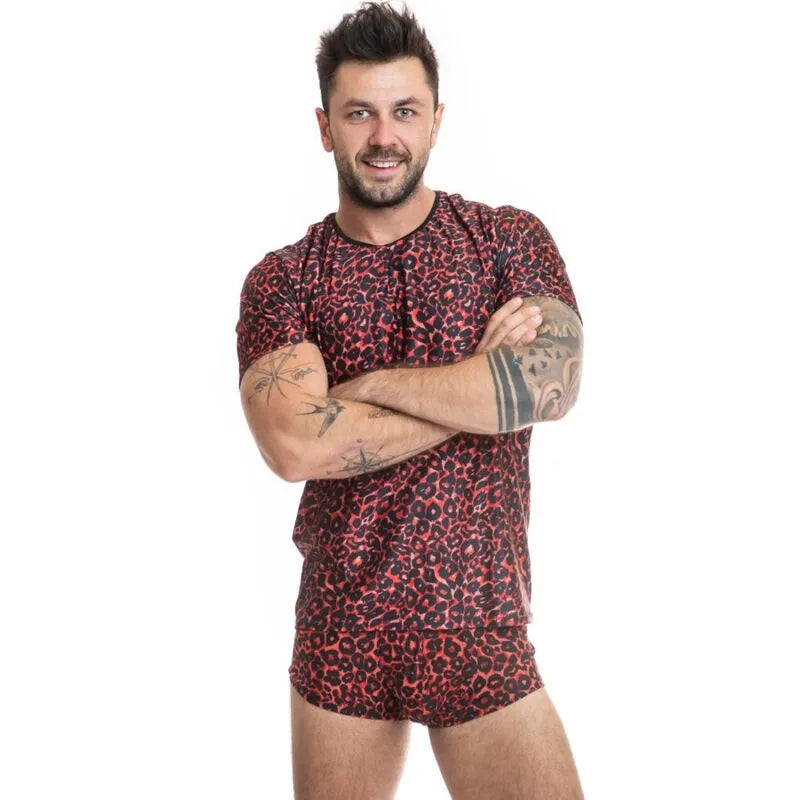 T-shirt tribal rouge en microfibre avec imprimé animal, ajusté au corps, porté par un homme, Anais Men.