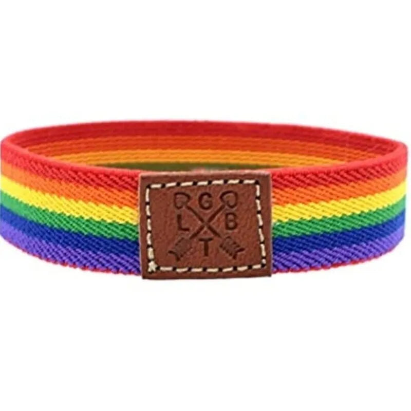 Bracelet en caoutchouc luxe aux couleurs du drapeau fierté, réglable, vibrant, élégant, symbolisant diversité et solidarité.