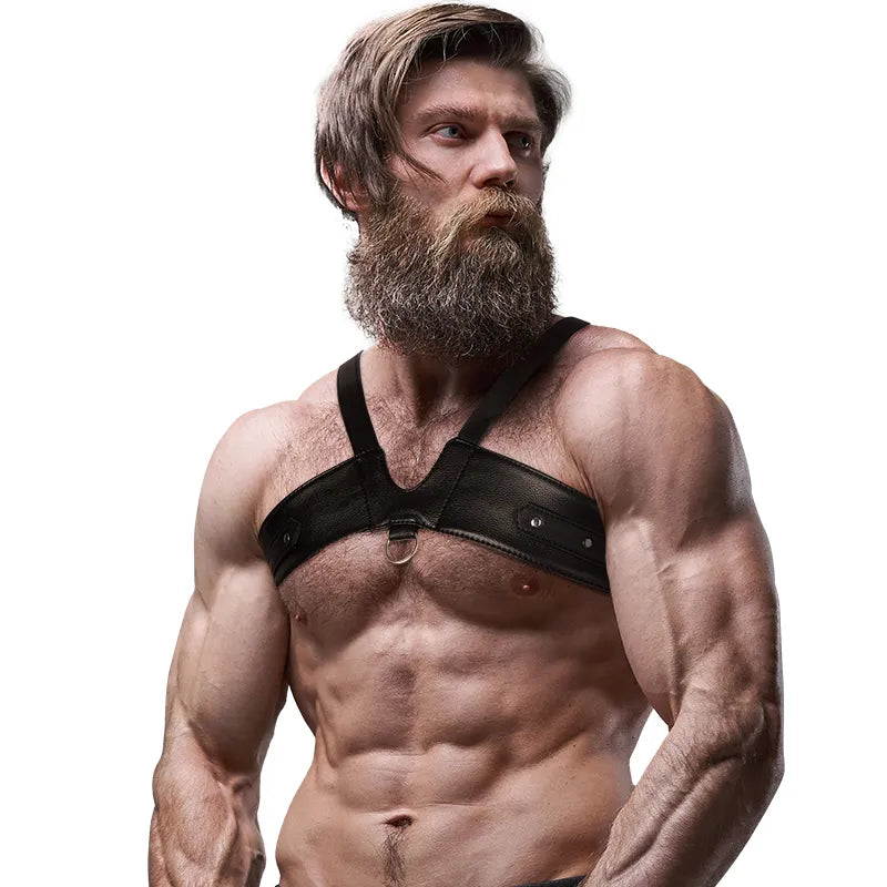 Homme portant un harnais poitrine noir en éco-cuir, réglable, avec bretelles multiples, style audacieux et tendance.