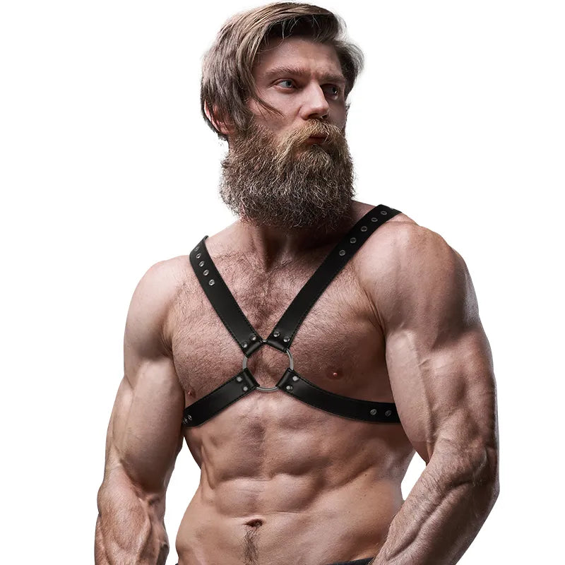 Homme portant harnais poitrine noir en cuir végétalien ajustable, design artisanal de Séville, style audacieux et séduisant.