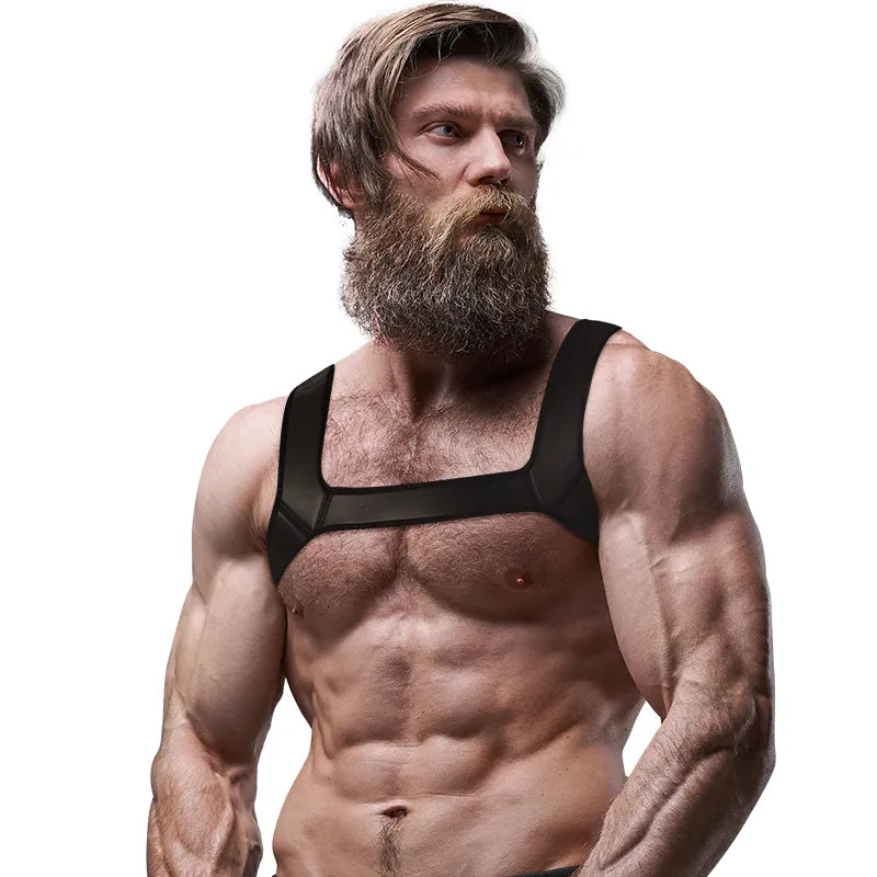 Homme musclé portant un harnais poitrine avant en cuir végétalien noir, ajustable et élégant, sublimant la silhouette.