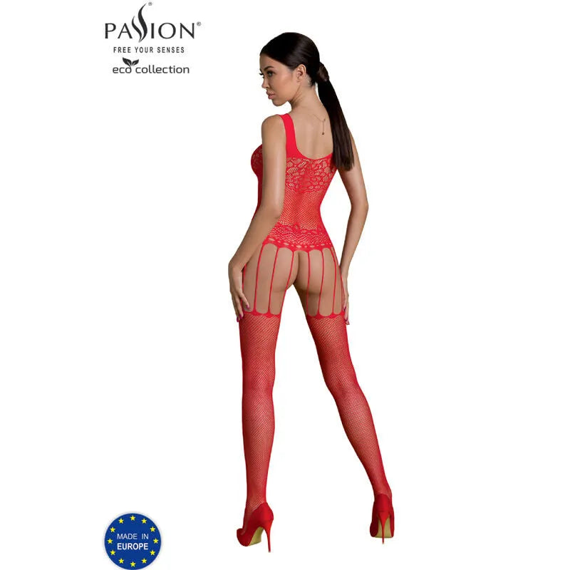 Body rouge en nylon régénéré, galbant et sculptant, avec dentelle élégante, pour une silhouette féminine et écologique.