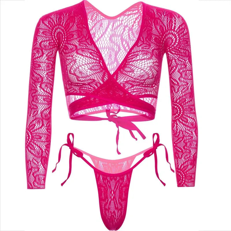 Ensemble lingerie rose dentelle, crop top cache-cœur, culotte nouée, liens réglables, style floral élégant et séduisant.