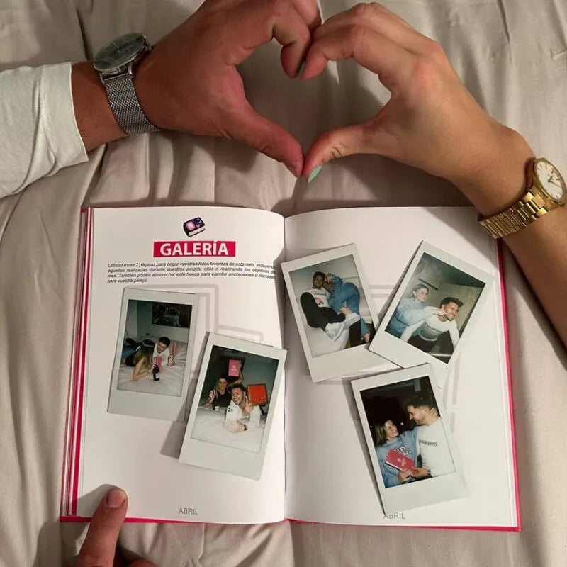 Livre d'activités couple ouvert avec photos instantanées, mains formant un cœur, design élégant et intime.