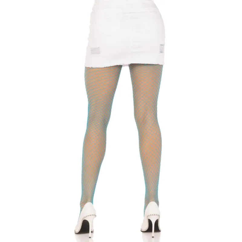 Collants résille Lycra bleu fluo, élégants et extensibles, portés avec une jupe blanche, soulignant la silhouette glamour.