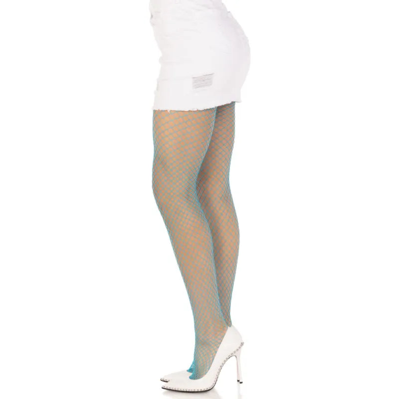 Collants résille Lycra bleu fluo, ajustés, élégants, sur jambes, jupe blanche et talons hauts, style glamour et festif.