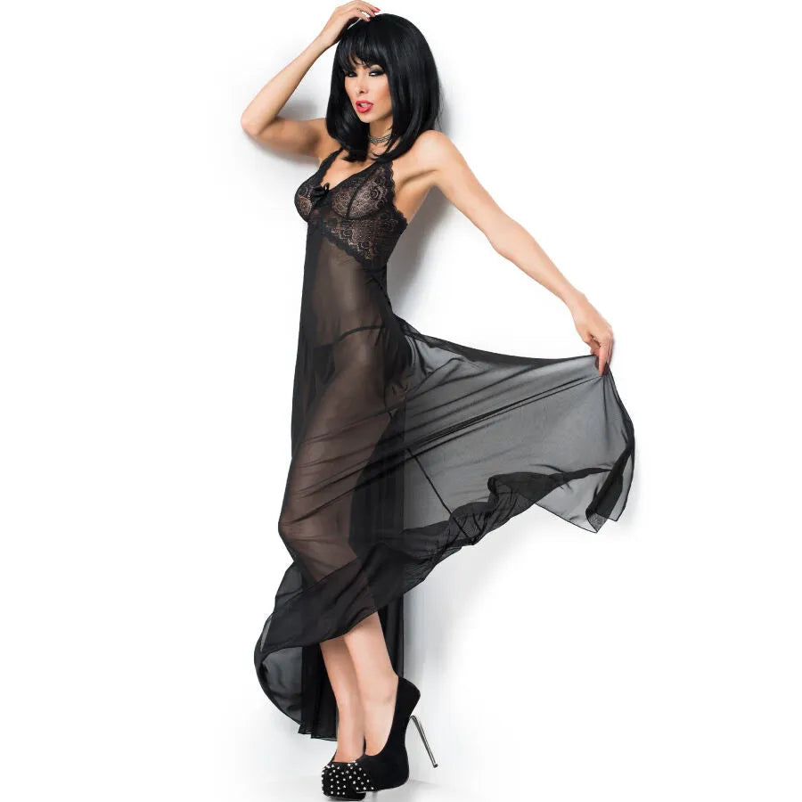 Nuisette longue noire en satin, élégante et sensuelle, avec dentelle délicate et coupe fluide, évoquant charme et féminité.