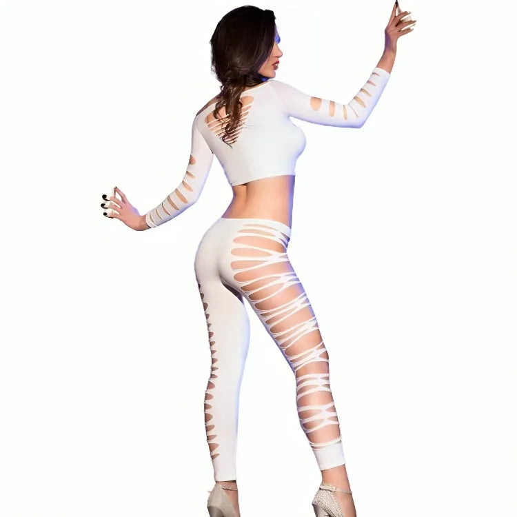 Ensemble lingerie blanc ajouré en nylon élasthanne, design moderne et moulant, mettant en valeur la silhouette féminine.