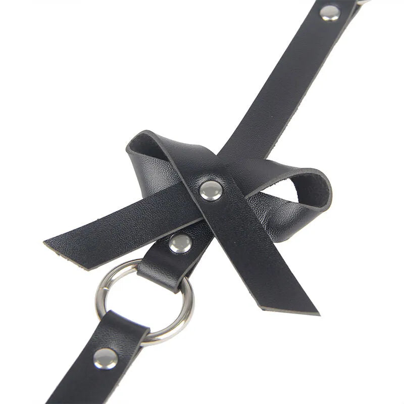 Harnais jambe cuir noir avec chaînes délicates, ajustable, élégant, pour séduction et glamour, lingerie femme sophistiquée.