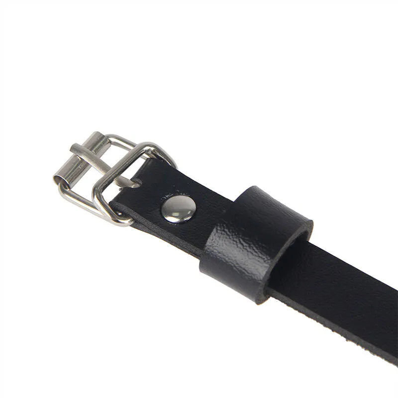 Harnais en cuir noir avec chaînes délicates, ajustable, élégant, luxe, pour femme, style sophistiqué et séduisant.