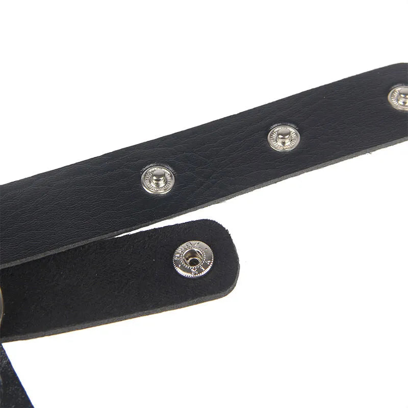 harnais poitrine cuir noir chaînes raffinées sensualité audace élégance séduisante réglable taille unique confort qualité luxe glamour sophistiqué