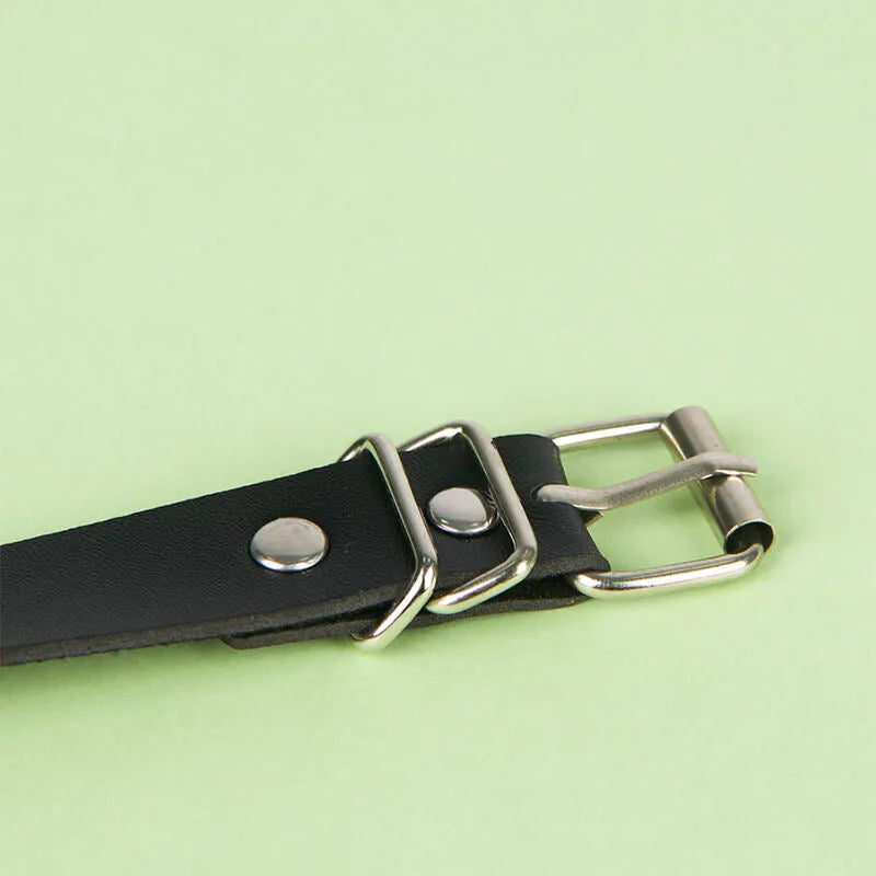 Ceinture chaîne en cuir noir élégante et ajustable, détails métalliques raffinés, accessoire sensuel pour soirée.