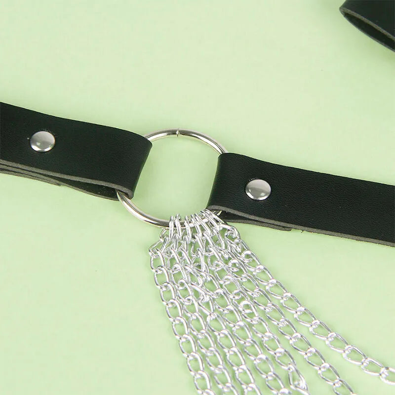 Ceinture chaîne cuir noir élégante avec détails métalliques, accessoire sensuel et raffiné pour soirée glamour.