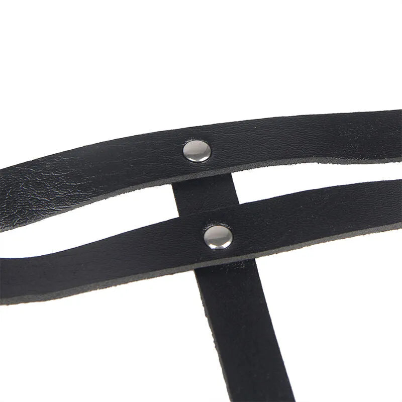 Ceinture en cuir noir avec chaînes et anneaux métalliques, design séduisant et sophistiqué pour féminité audacieuse.