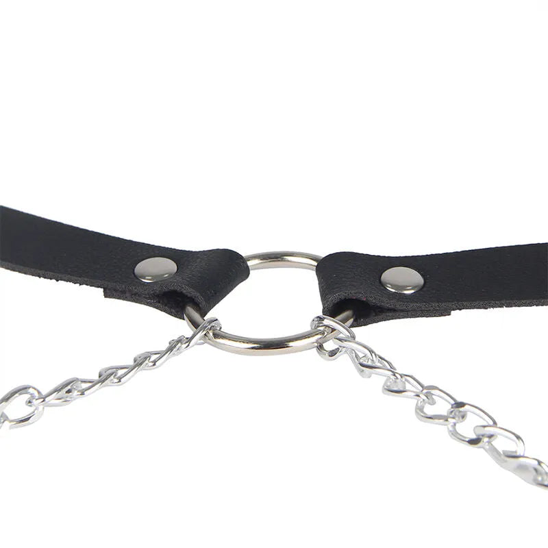 Harnais lingerie cuir noir femme avec chaînes élégantes et boucles métal, design sophistiqué et séduisant.