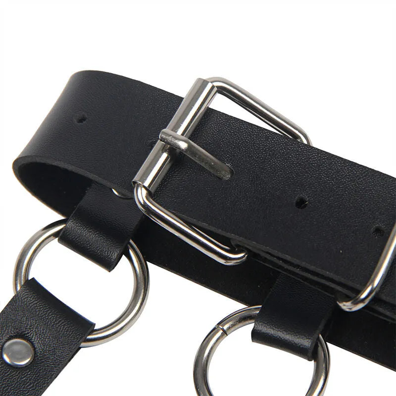Harnais poitrine cuir noir avec chaînes argentées, design élégant et ajustable, accessoire séduction pour tenues sophistiq...
