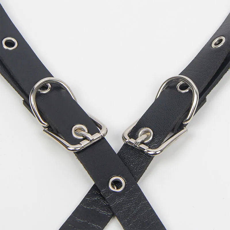Harnais en cuir noir avec chaînes délicates, ajustable, élégant et sensuel, pour un confort maximal et une allure audacieuse.