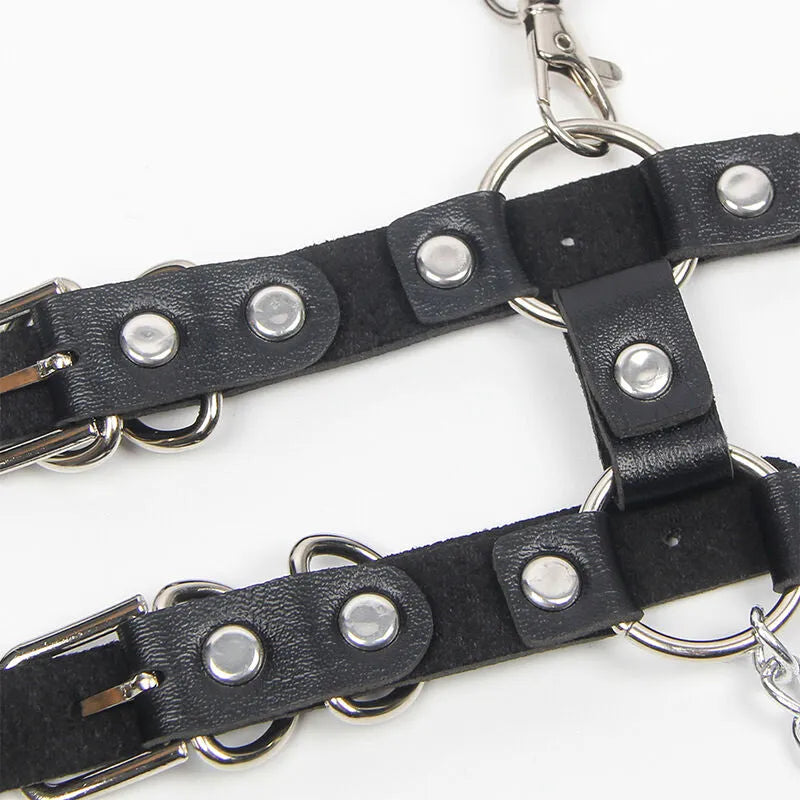 Harnais cuir noir avec chaînes délicates, détails métalliques, ajustable, élégance sensuelle, confort maximal.