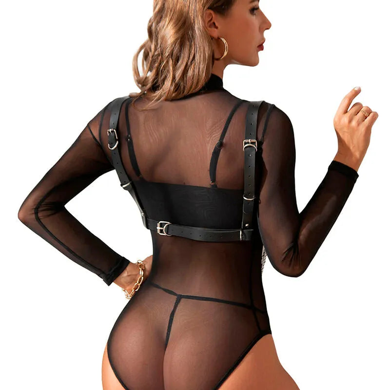 Harnais lingerie en cuir noir avec chaînes laiton et étoiles, soutien-gorge ajustable, élégance et sensualité pour femmes.