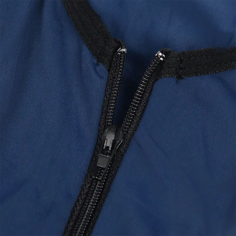 Combinaison moulante bleu marine avec fermeture éclair, détails noirs, tissu extensible en polyester et élasthanne.