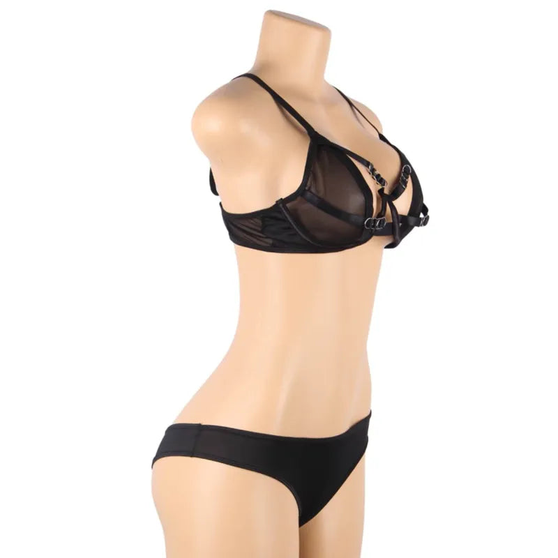 Ensemble lingerie noir deux pièces sans armatures, bretelles réglables, polyester élasthanne, coupe flatteuse sur mannequin.