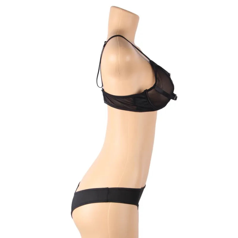 Ensemble lingerie noir sans armatures, bretelles réglables, polyester élasthanne, coupe flatteuse sur mannequin.