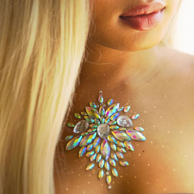 Bijoux de corps adhésifs irisés en strass scintillants sur peau, parfaits pour festivals et soirées glamour d'été.