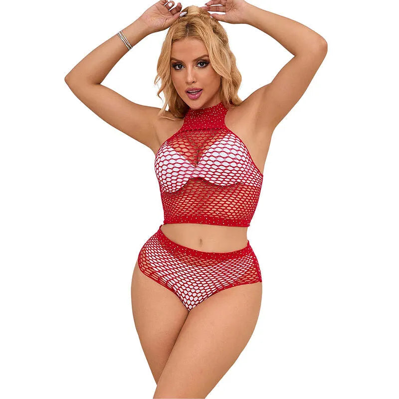 Ensemble lingerie résille rouge vif avec strass, coupe ajustée, short bikini transparent, glamour et confortable.