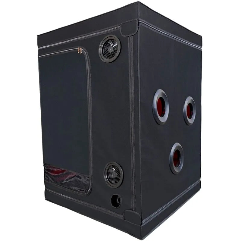 Cabine BDSM noire et rouge avec LED, ventilation, matelas, menottes et chaînes pour immersion sensorielle complète.