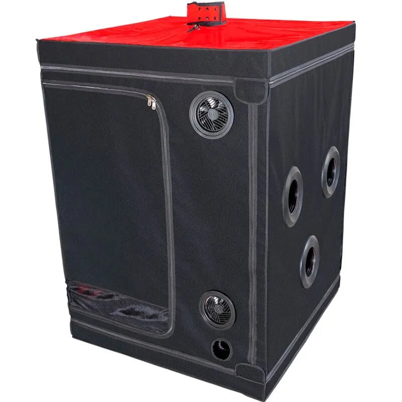 Cabine BDSM noire et rouge avec LED, ventilation, matelas, menottes et chaînes pour immersion sensorielle complète.