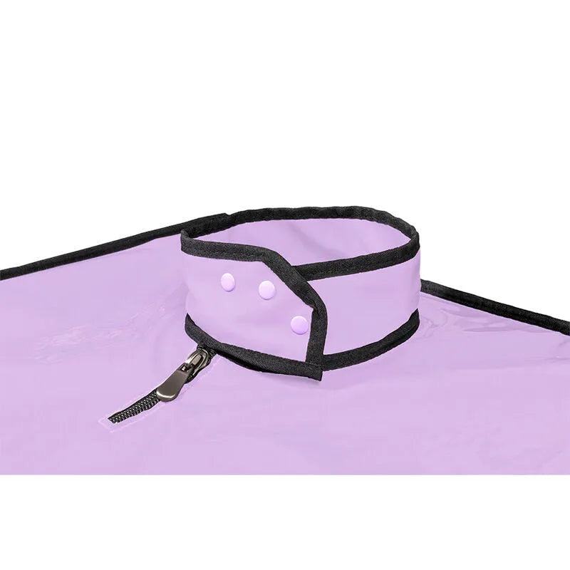 Cabine intime violette compacte avec lumière LED, matelas intégré, accessoires discrets pour jeux de rôle et soumission.