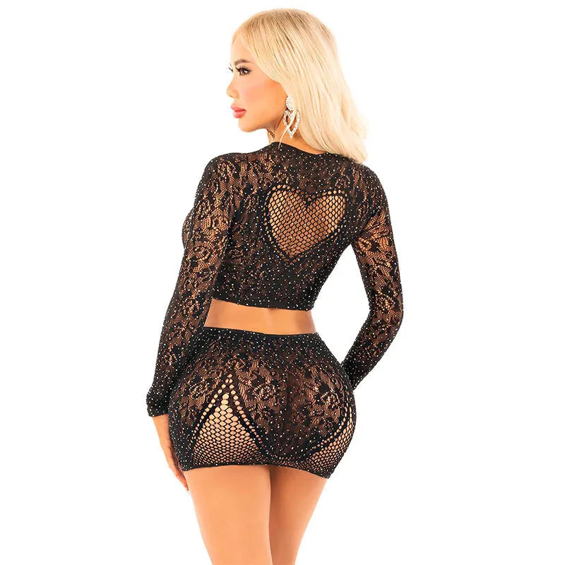 Ensemble haut jupe noir scintillant, maille à paillettes, motif cœur, chic et glamour, tenue soirée romantique.