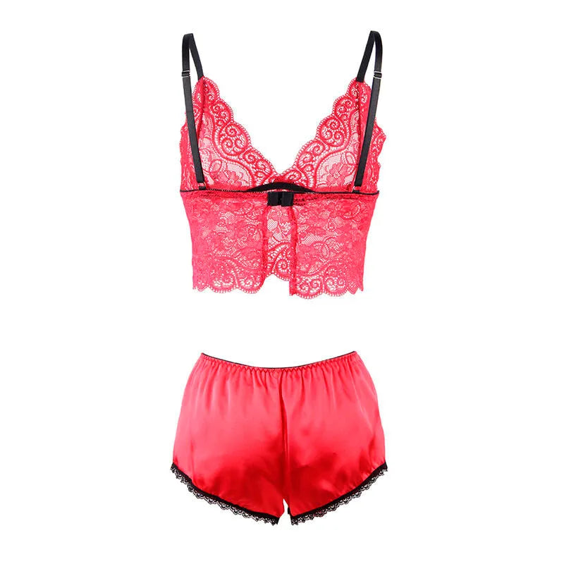 Chemise de nuit rouge en soie et dentelle, grande taille, élégante et sensuelle, avec détails délicats et coupe fluide.